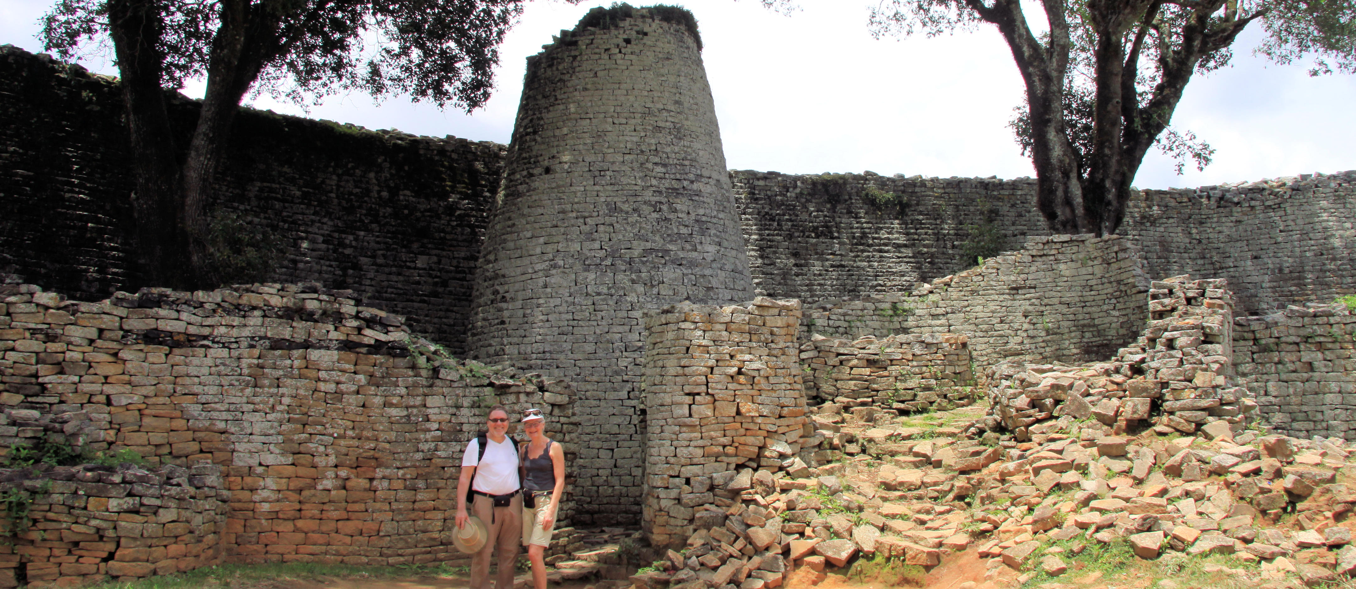 Great Zimbabwe med Erik og Birgitte foran det koniske tårn i The Great Enclosure