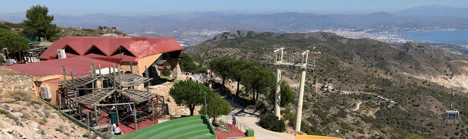 Udsigt fra Monte Calamorro med Málaga og Sierra Nevada i baggrunden